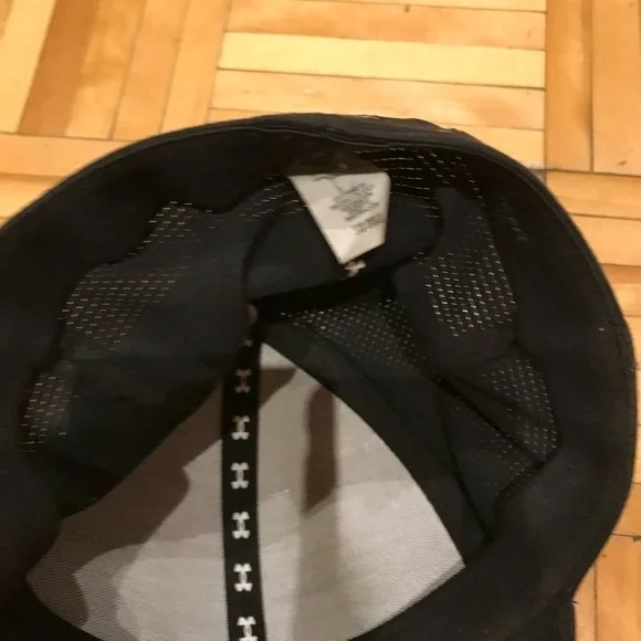 Under armour hat​​​​​​​​ - Picture 3 of 6
